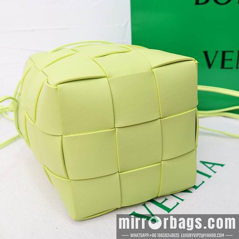 Bottega Veneta Replica Bags 8686 18X14X14cm YG 4