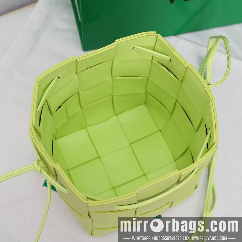 Bottega Veneta Replica Bags 8686 18X14X14cm YG 4