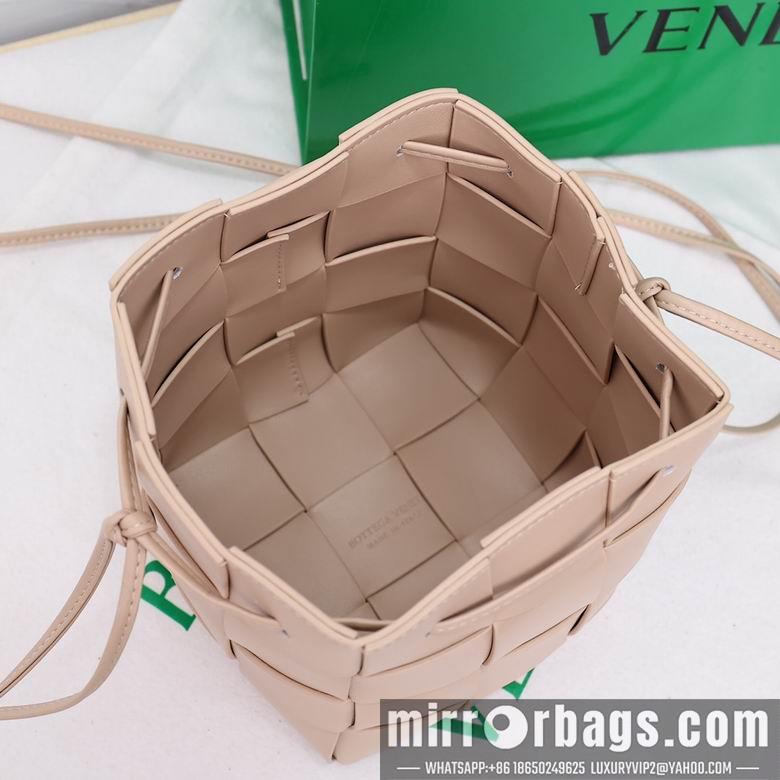 Bottega Veneta Replica Bags 8686 18X14X14cm YG 3
