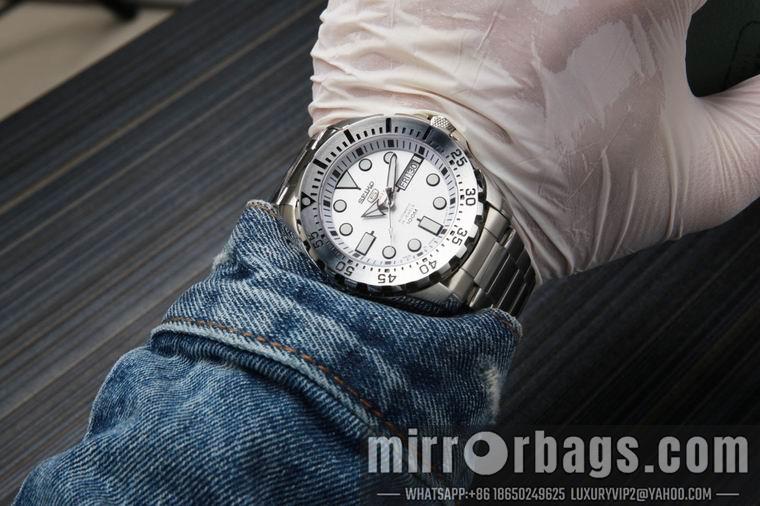 Replica Seiko men 43mm M04
