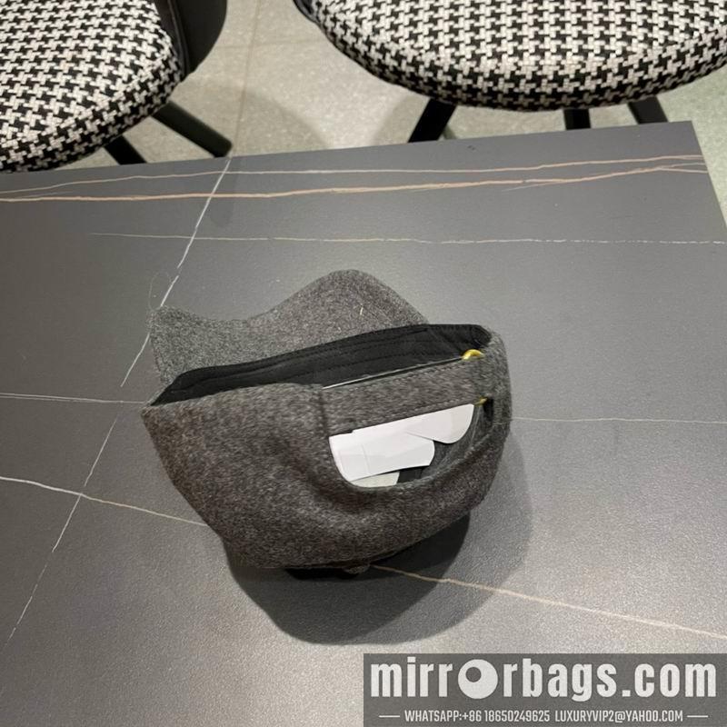 Replica LV cap 121401