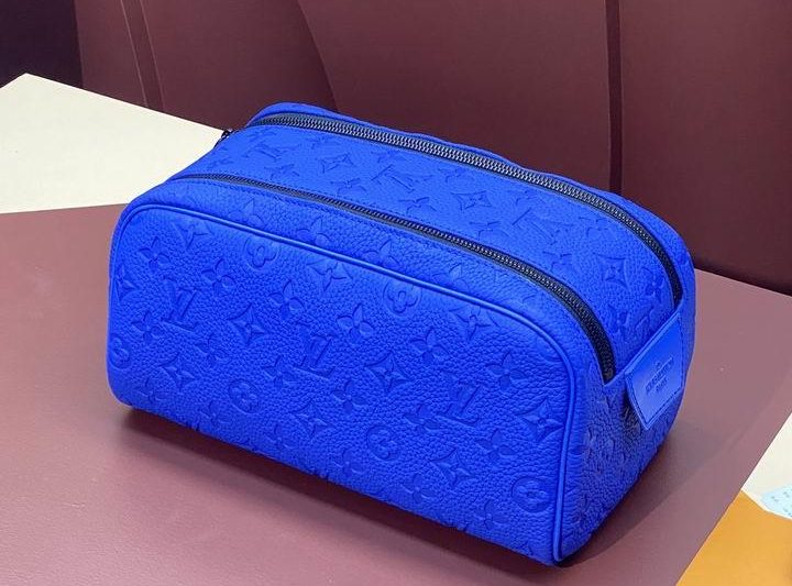 LV Replica Bags Dopp Kit M82576 28x15x16.5cm5