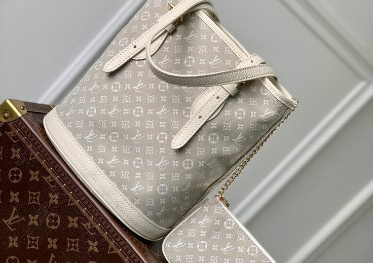 LV Replica Bags M42238 23x15x26cm3色