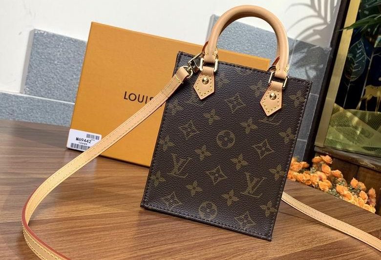 LV Replica Bags BLM69442 17X14X5