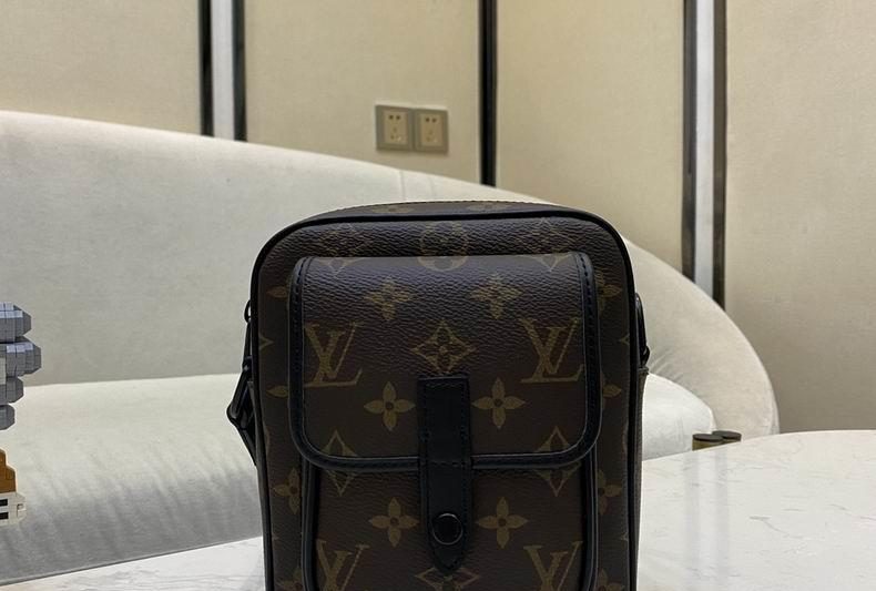 LV Replica Bags Christopher M69404 15x17x8 cm