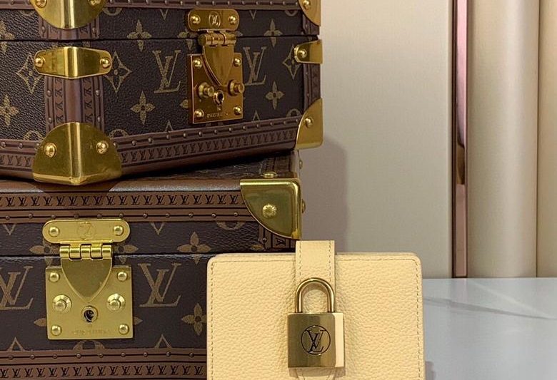 LV Replica Bags Portfoille Locky M12408 11×8.5x2cm3