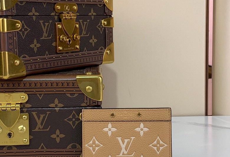 LV Replica Bags M62170 11×7.5×0.4cm.