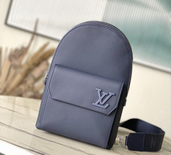 LV Replica Bags Pilot M11601 20x30x4cm
