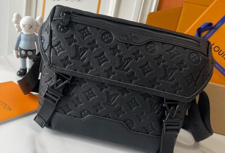 1:1 Louis Vuitton Bags Voyager M25121 33×22.5x11cm ss
