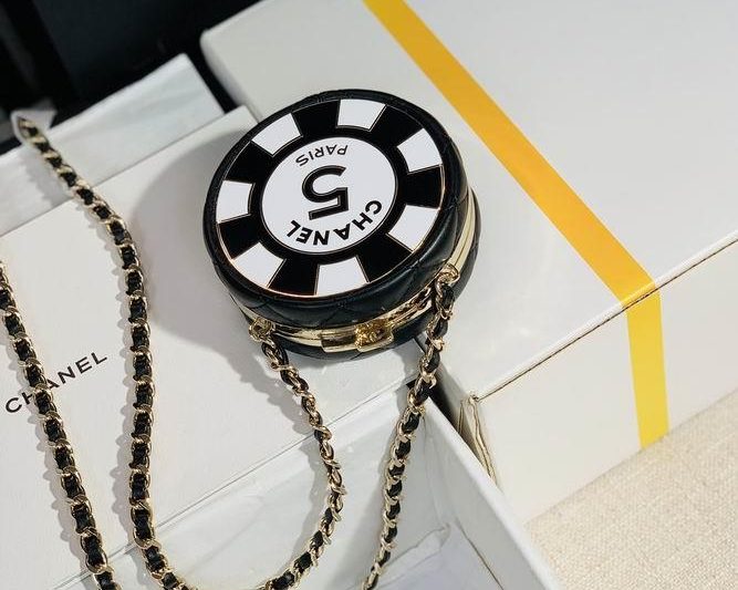1:1 Replica Chanel Bags 8X8X3.5cm 061102  YG 2colour